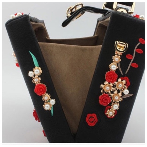 The ELLAMY Embroidery Heart Handbag - Picture 3 of 6